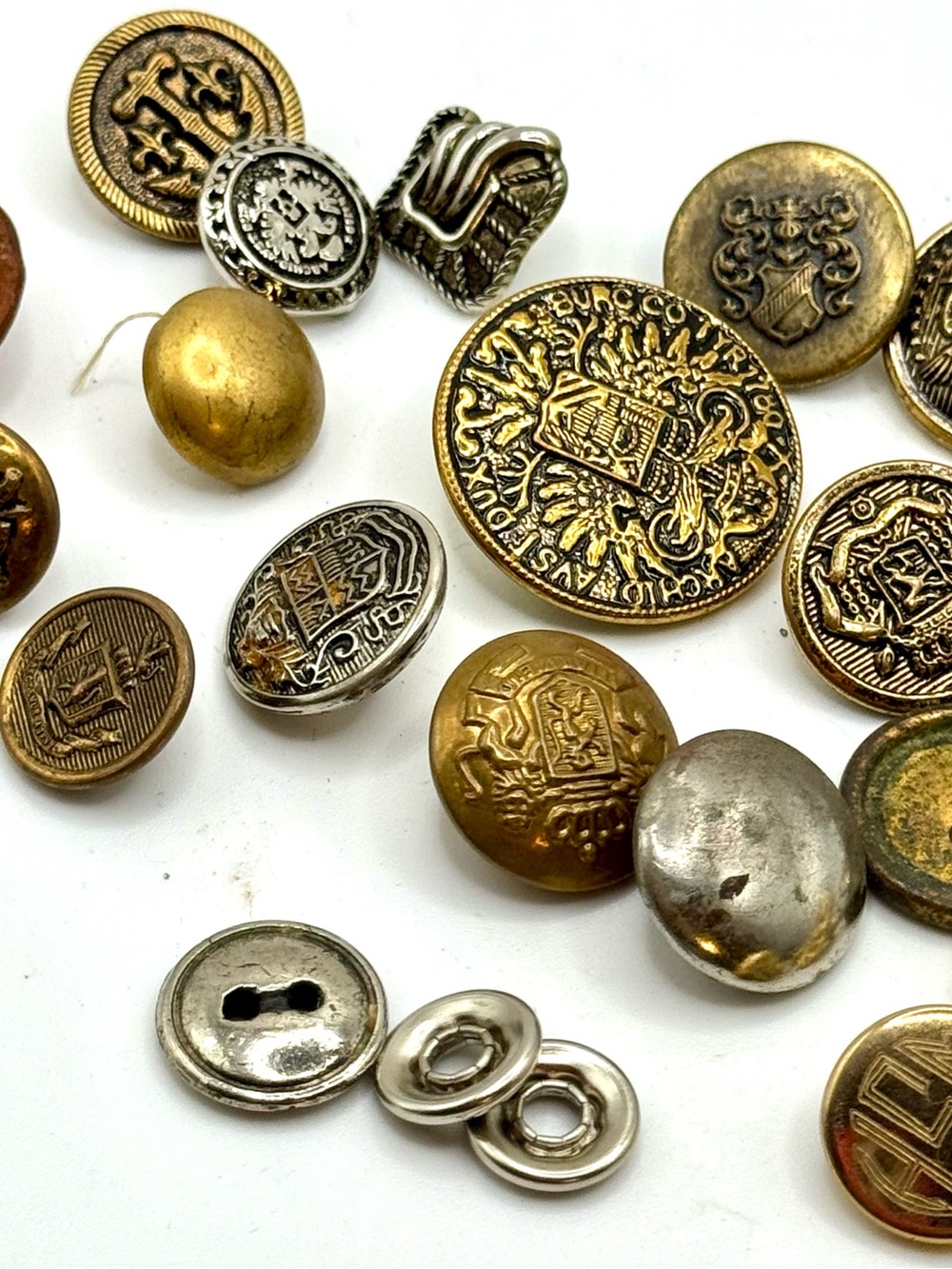 Vintage military and fashion buttons - Lot 
29